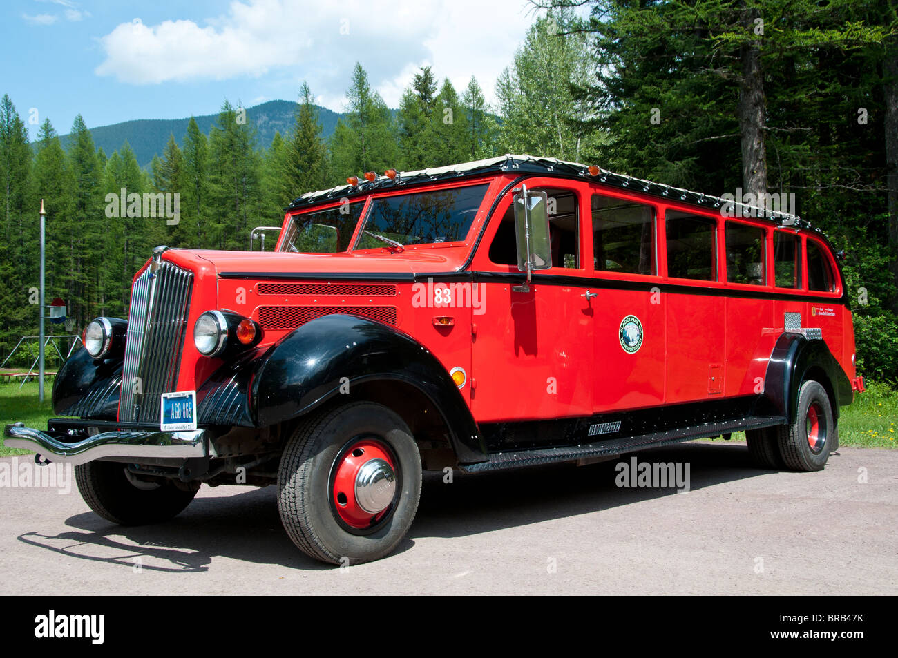 Red bus fuori Izaak Walton Inn, Essex, Montana. Foto Stock