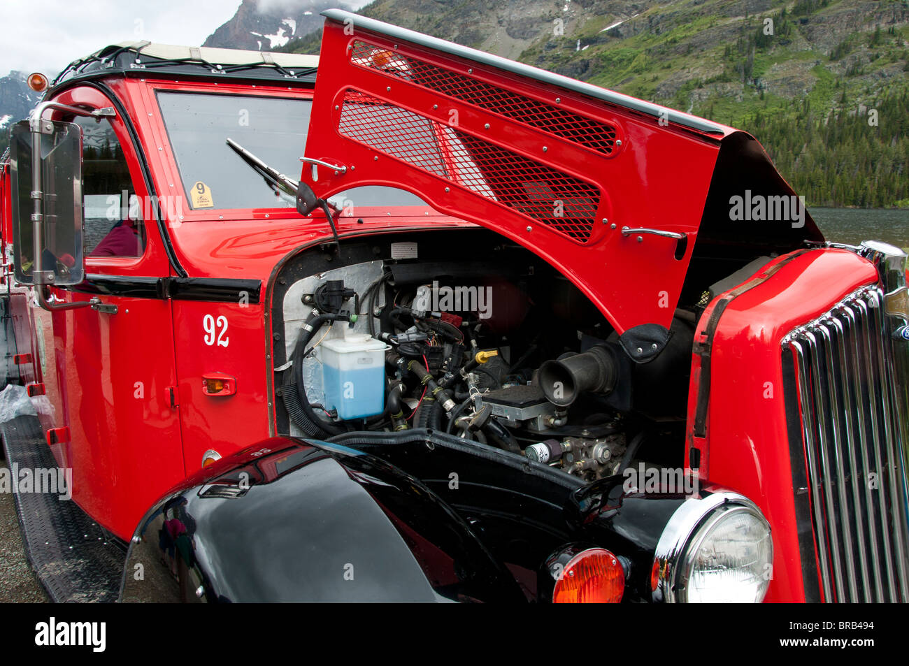 Bus rosso sotto il cofano, Two Medicine Lake, il Parco Nazionale di Glacier, Montana. Foto Stock