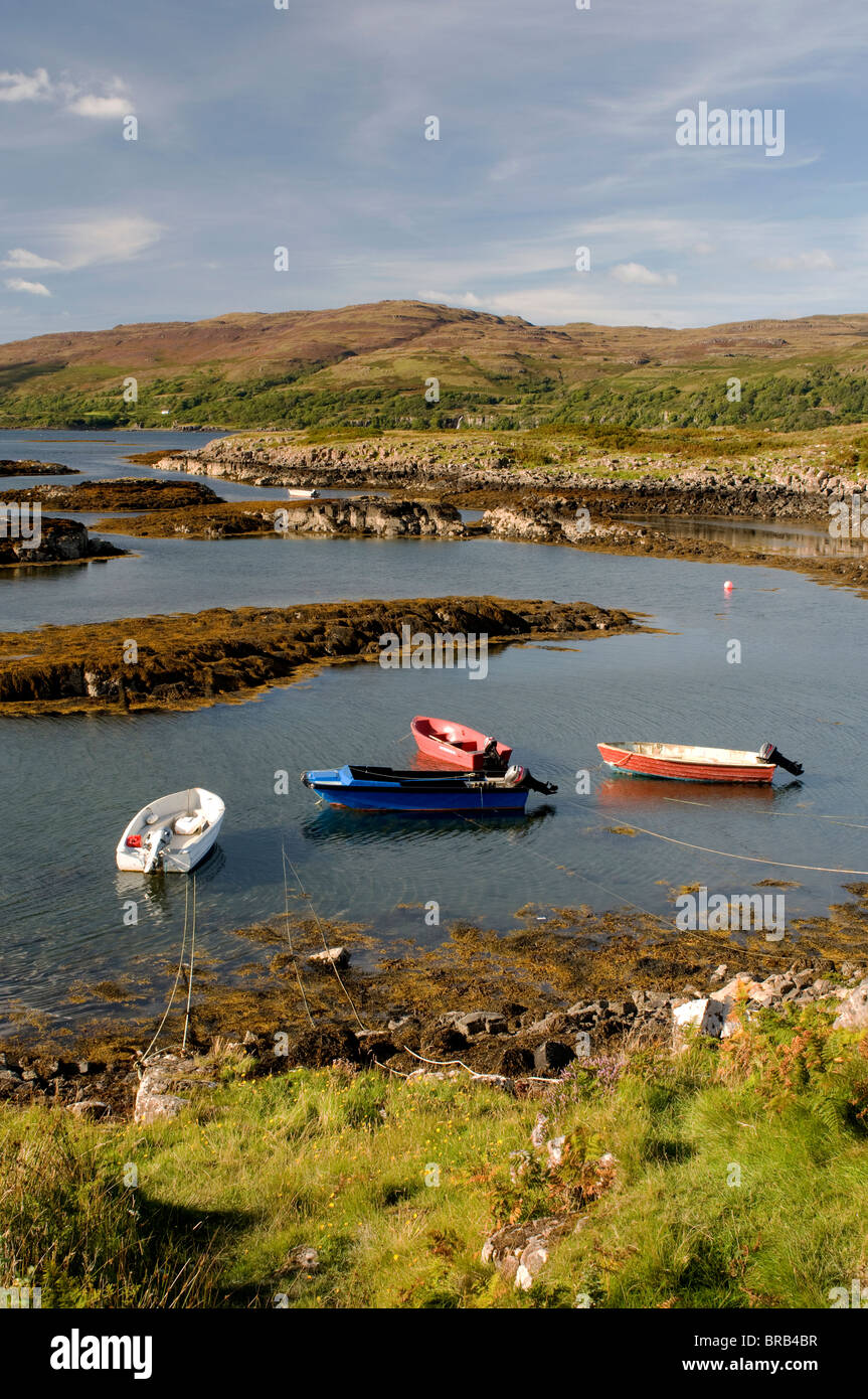Piccola barca di ormeggio in costa occidentale delle isole shelterd a Ulva traghetto Isle of Mull Scotland. SCO 3)) dava 1,6692 Foto Stock
