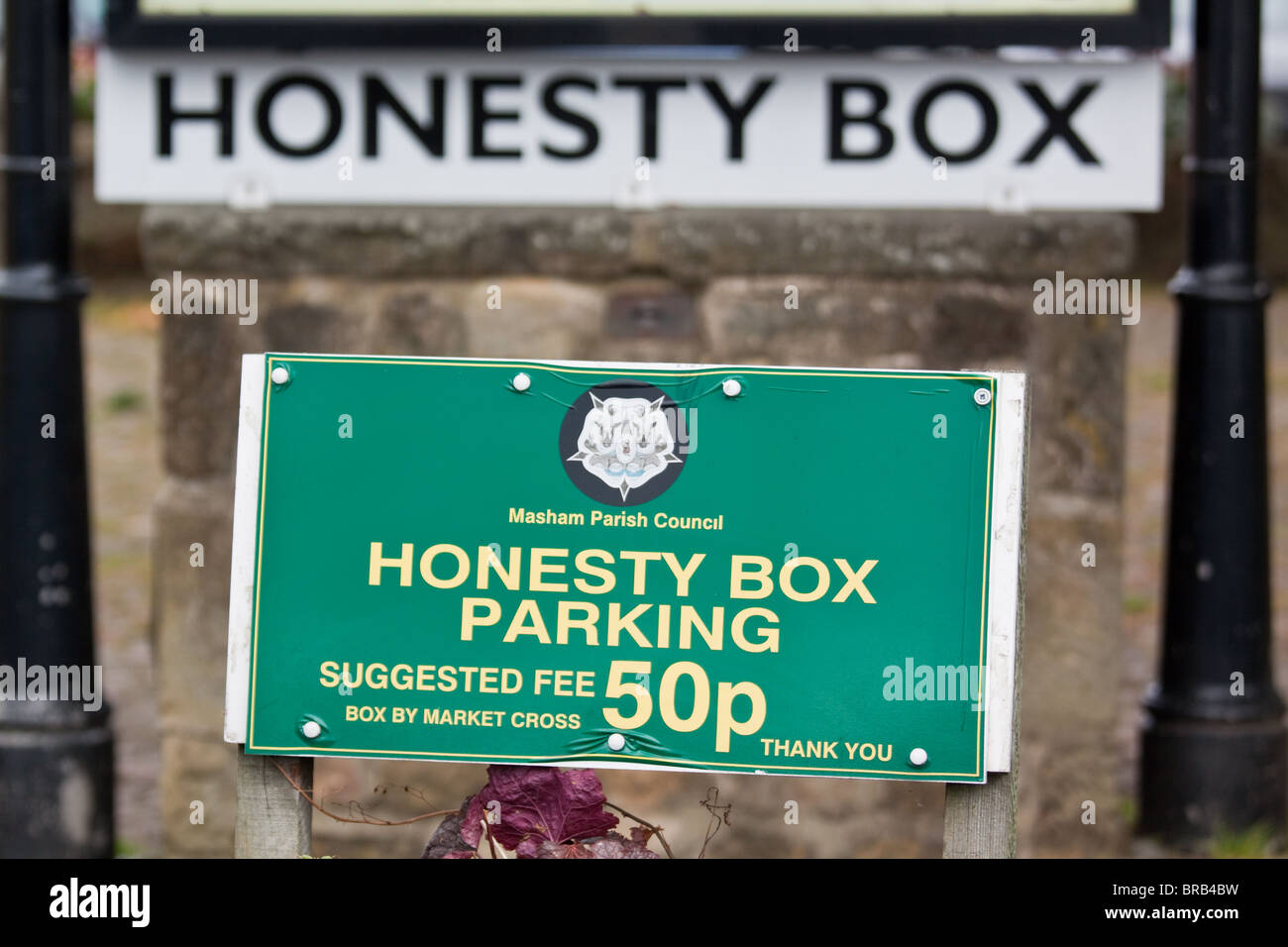 Casella di onestà nel parcheggio di Masham Yorkshire Foto Stock