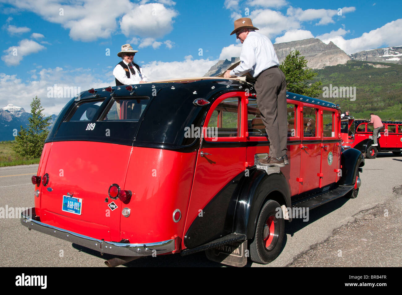 Mettere il bus rosso top down, Santa Maria Lago di ingresso, il Parco Nazionale di Glacier, Montana. Foto Stock