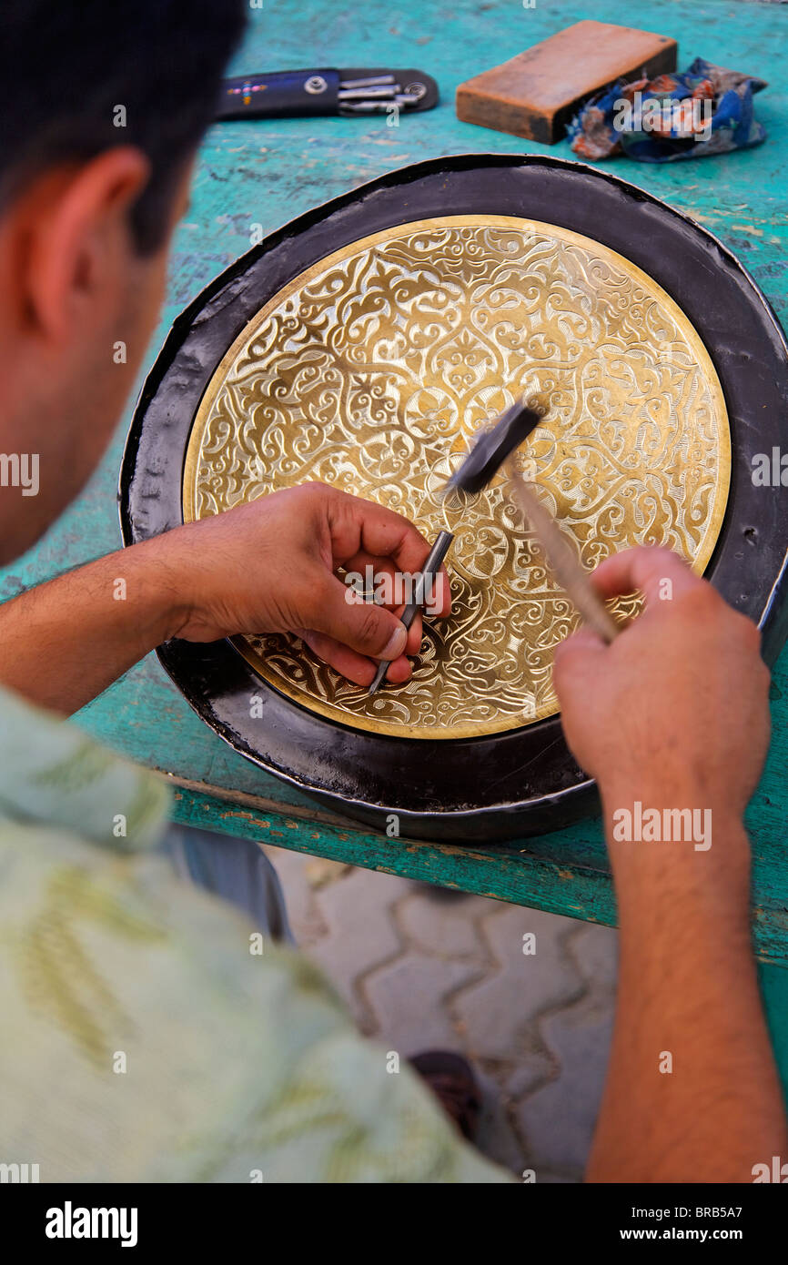 Dimostrazione di incisione del metallo, Bukhara, Uzbekistan Foto Stock