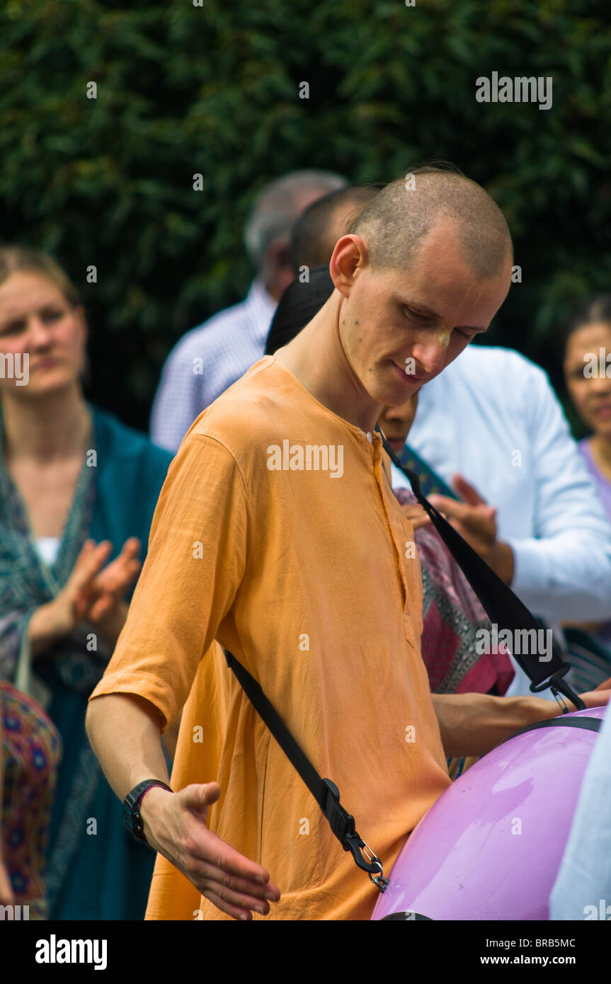 Un Buddista follower svolge la musica come parte di un gruppo di strada al 2009 carnevale di Notting Hill Foto Stock