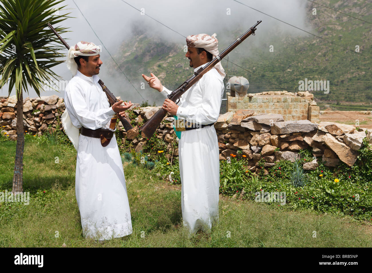 Due uomini indossando il tradizionale abito yemenita di Al Hajjarah, Yemen Foto Stock