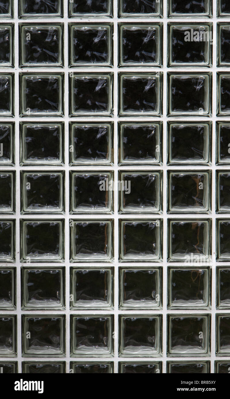 Un sacco di mattoni in vetro o blocchi con sfondo scuro Foto Stock