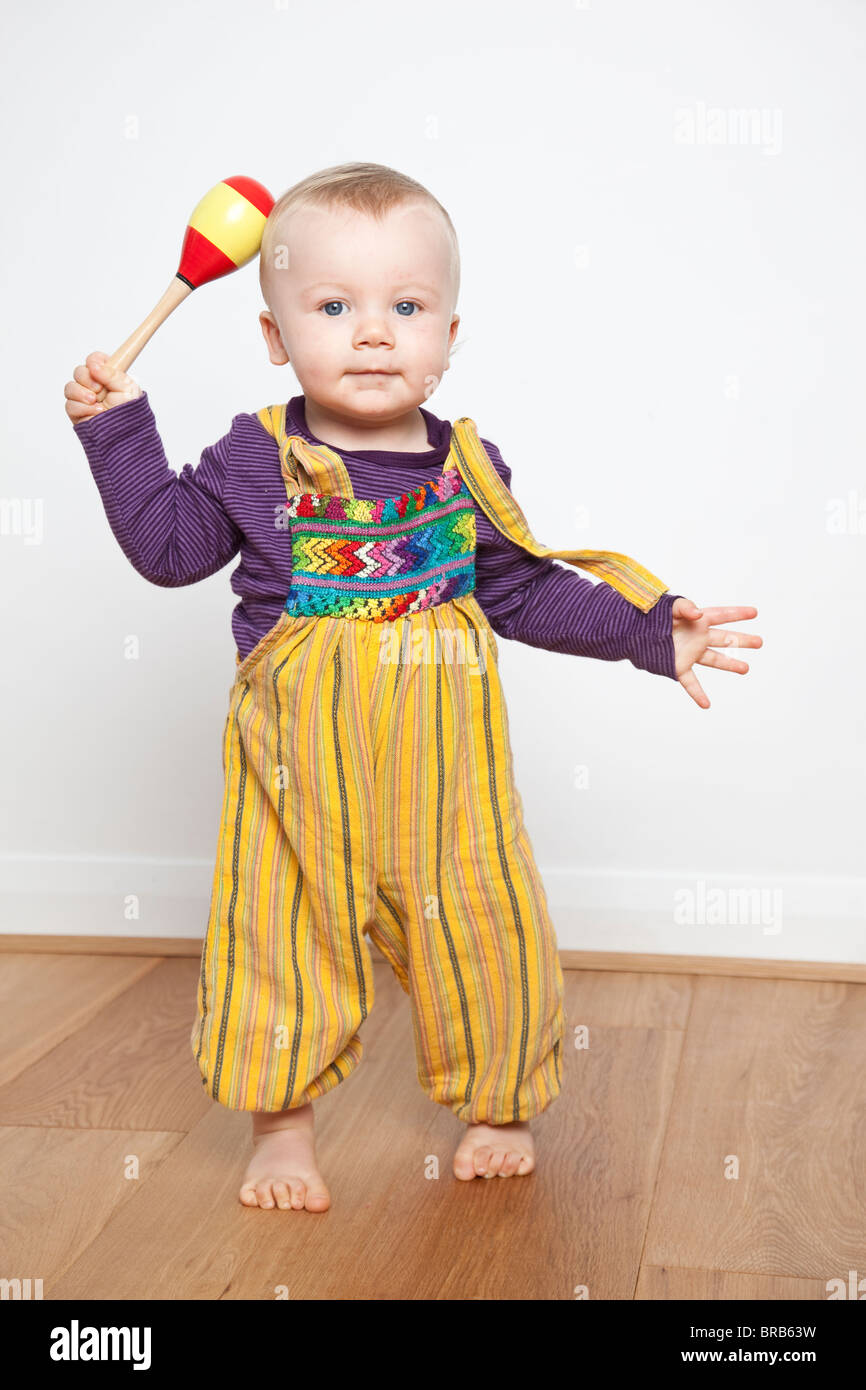 Baby boy con le maracas. Foto:Jeff Gilbert Foto Stock