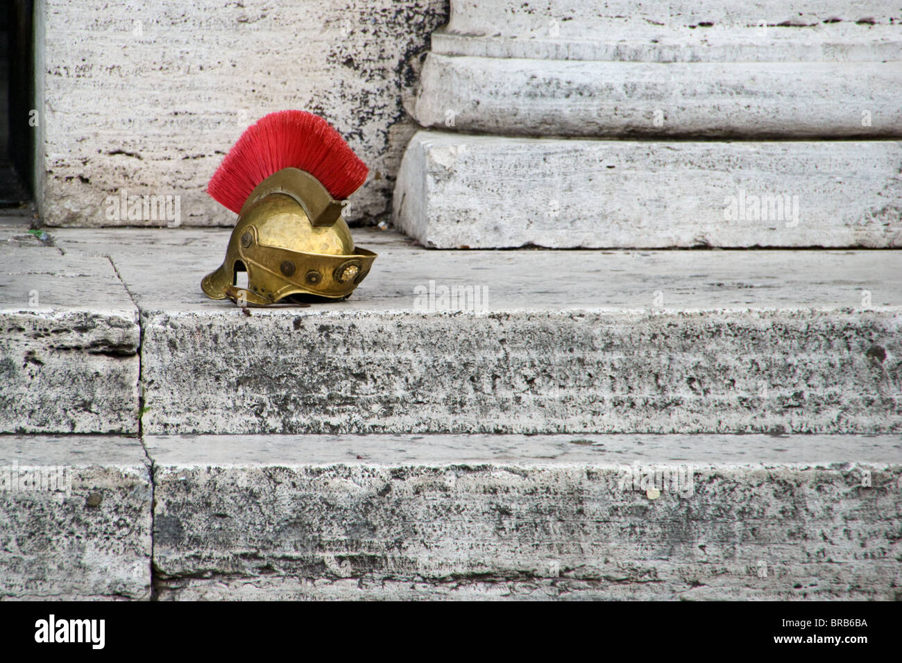 Un oro gladiatore casco sul passo del Colosseo Roma Italia Foto Stock