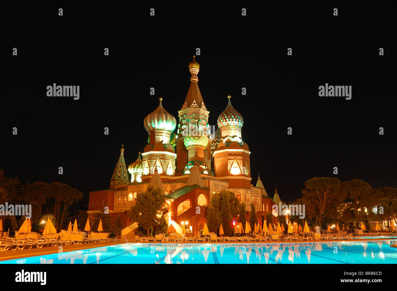 Il Cremlino hotel in stile illuminazione notturna, Antalya, Turchia Foto Stock