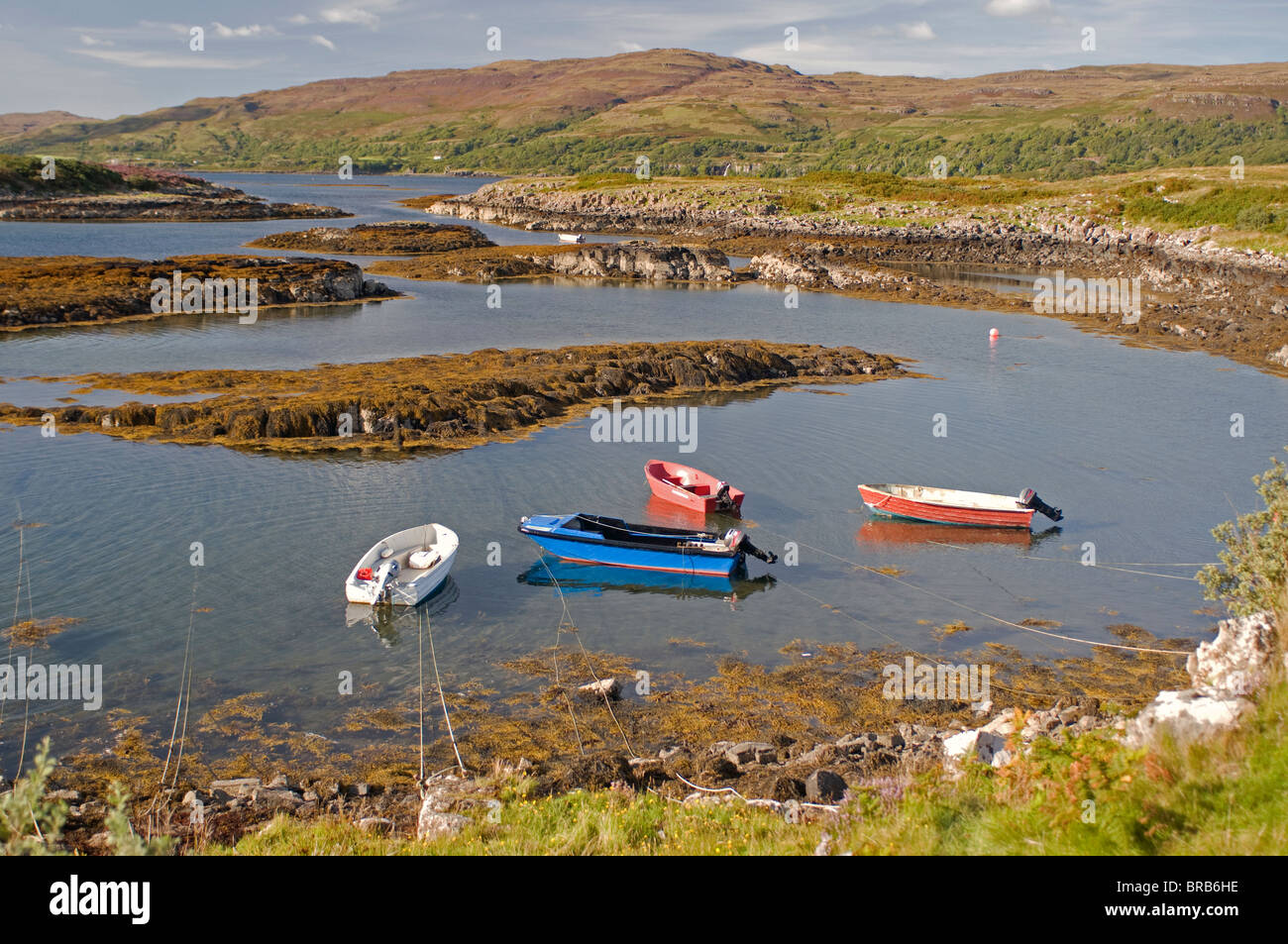 Piccola barca di ormeggio in costa occidentale delle isole shelterd a Ulva traghetto Isle of Mull Scotland. SCO 6691 Foto Stock