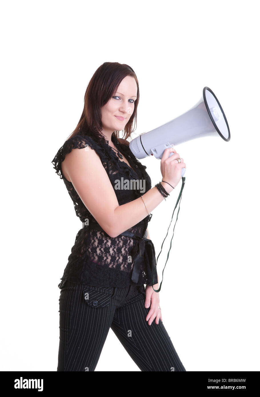 Piuttosto giovane donna con megafono isolato su bianco Foto Stock