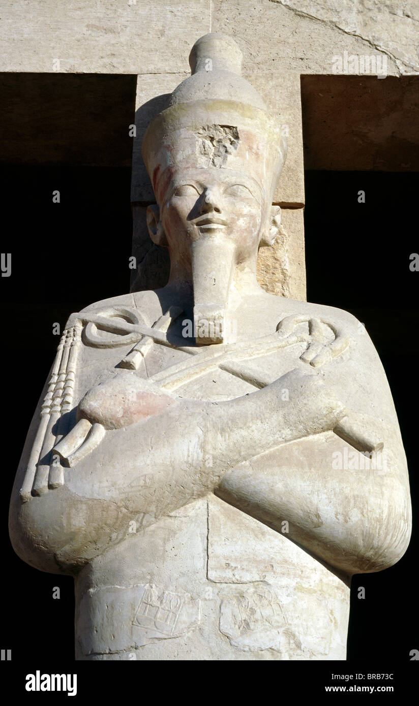 Una delle statue di Osiride custodisce la tomba della regina Hatshepsut (luogo di nobili dame) a Deir el-Bahari su Luxor West Bank. Foto Stock