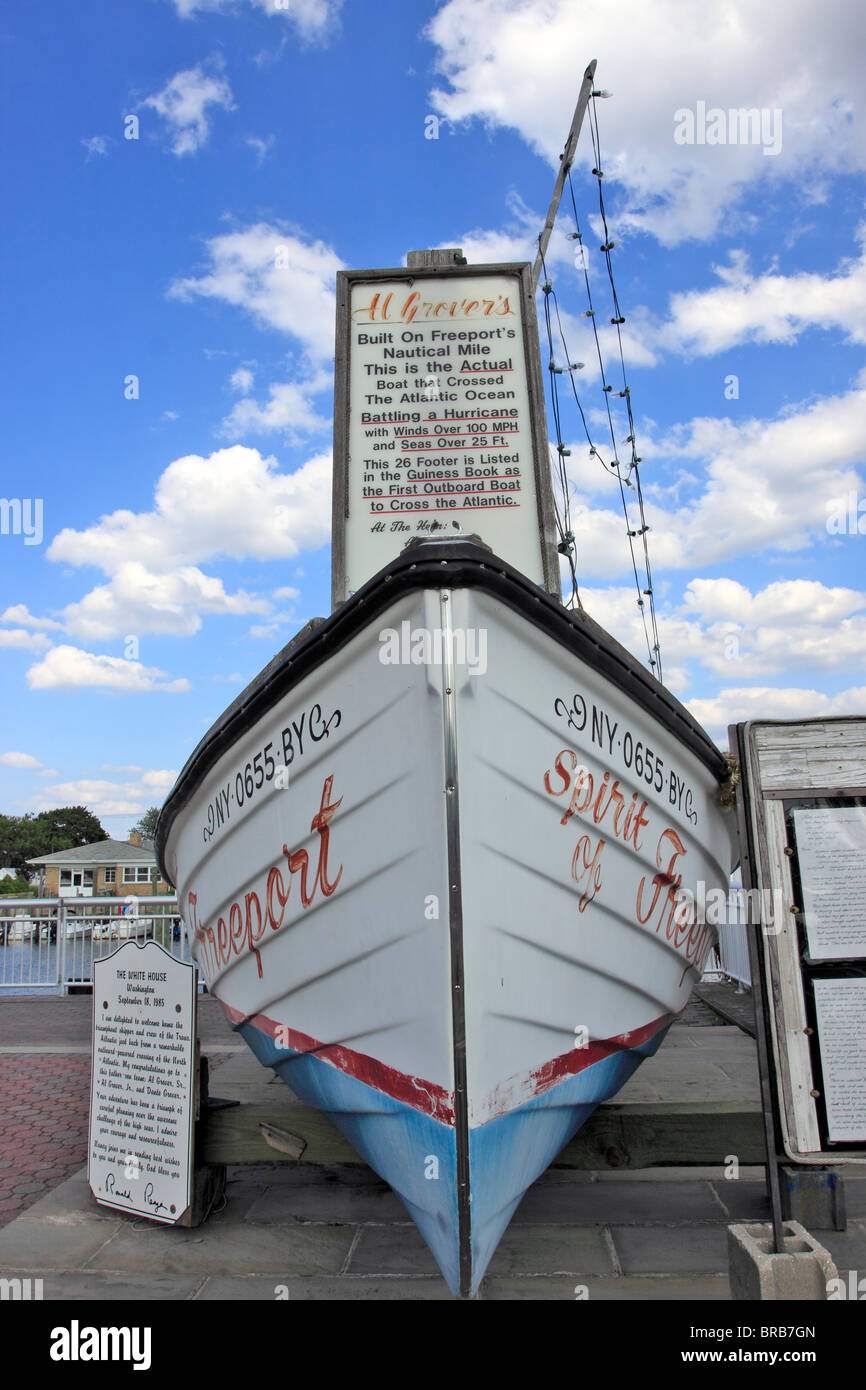 Primo motore fuoribordo barca per attraversare l oceano Atlantico sul display alla sua porta di casa di Freeport Long Island NY Foto Stock