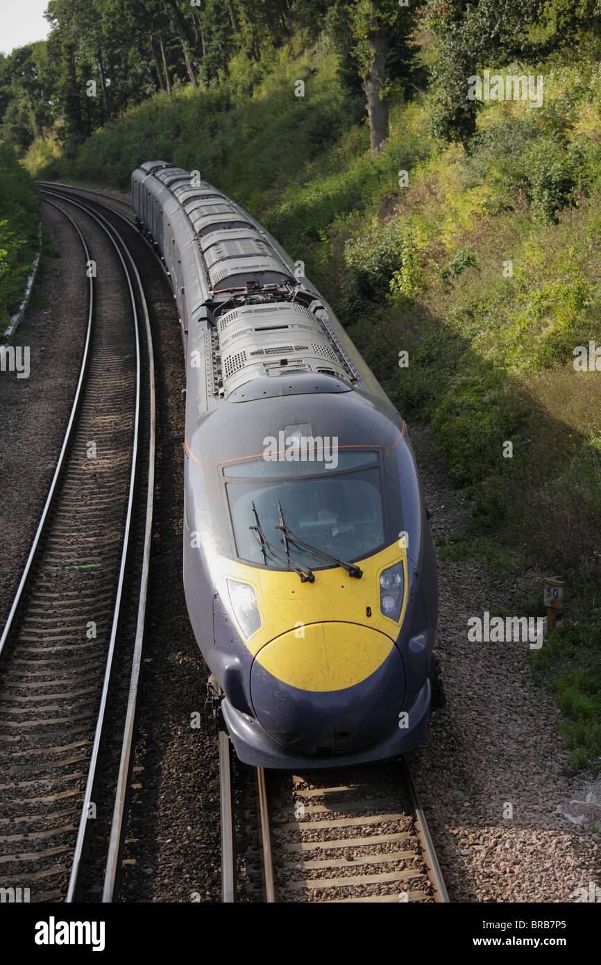 Il nuovo treno ad alta velocità correndo attraverso la campagna di Kent Foto Stock