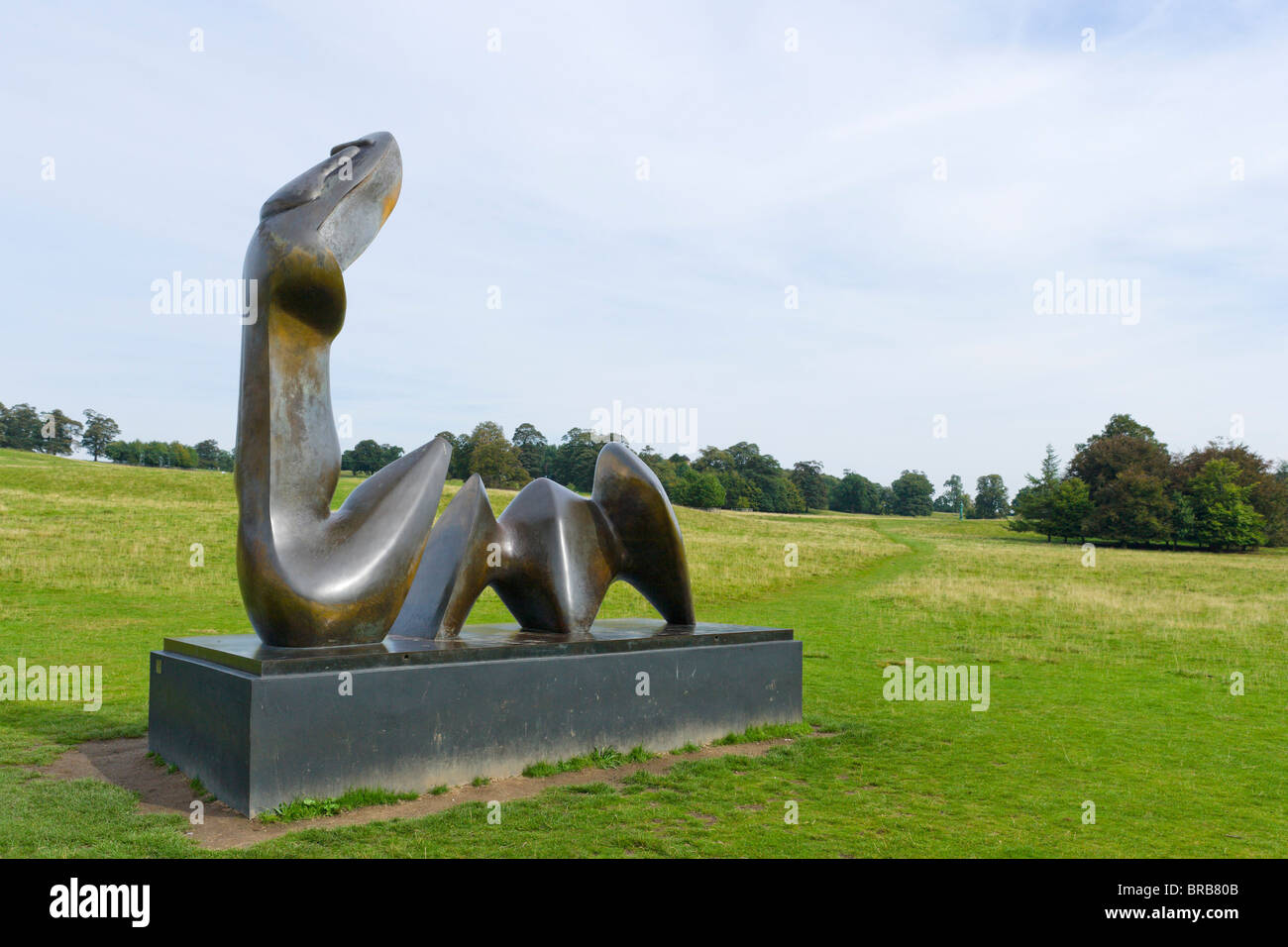 Henry Moore '2 Pezzo figura distesa' nel Yorkshire Sculpture Park, Wakefield, West Yorkshire, Inghilterra, Regno Unito Foto Stock