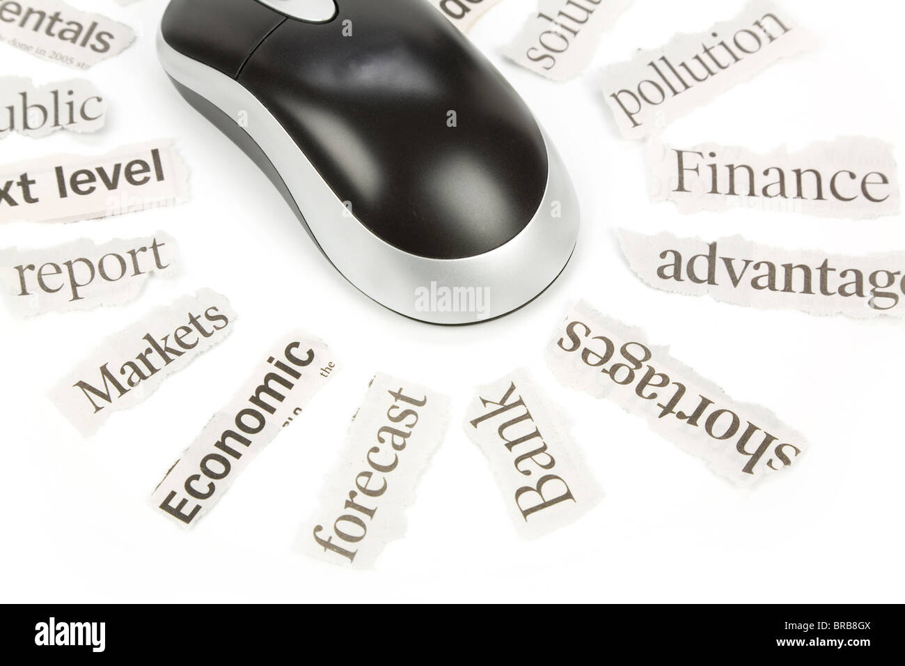 Titoli di giornale e il mouse del computer, concetto di notizie online Foto Stock