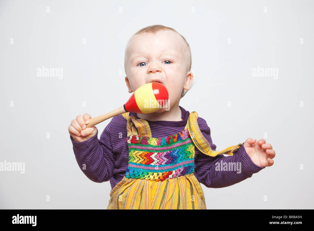 Baby boy con le maracas nella sua bocca. Foto:Jeff Gilbert Foto Stock