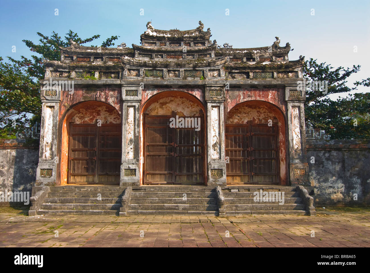 Cancello di ingresso alla tomba Minh Mang, Sito Patrimonio Mondiale dell'UNESCO, la tonalità, il Vietnam, Indocina, Asia sud-orientale, Asia Foto Stock