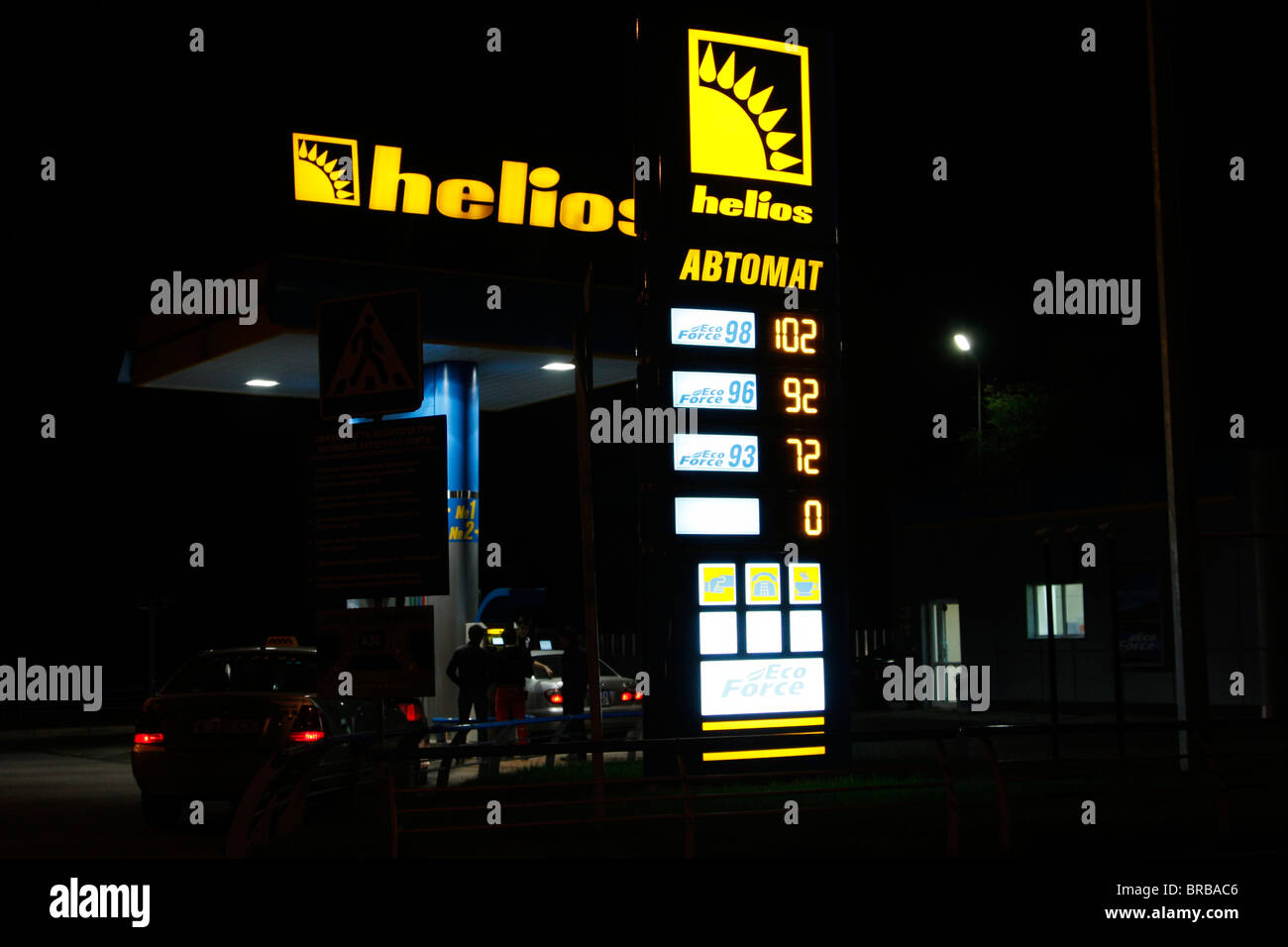 La catena di distributori di benzina Helios, fondata nel 1999, è uno dei più grandi distributori indipendenti di carburante del Kazakistan con circa 270 punti vendita. Foto Stock