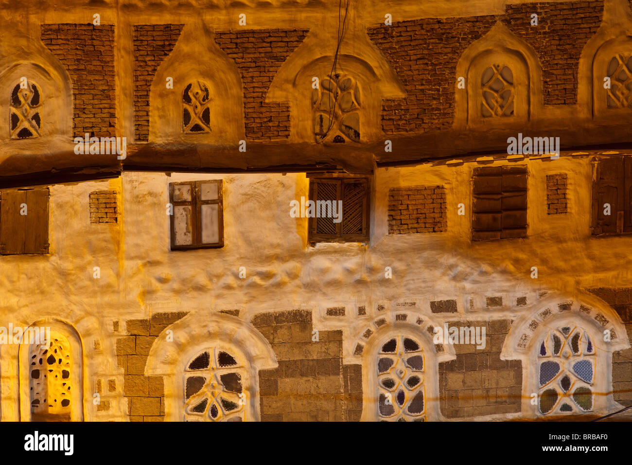Dettaglio della costruzione nella città vecchia di Sana'a, Yemen Foto Stock