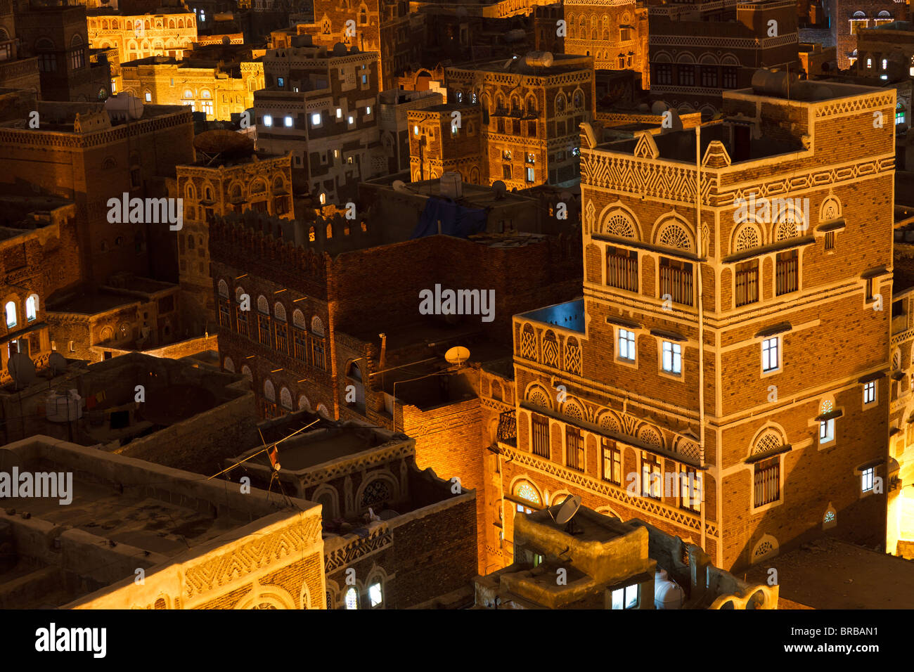 La città vecchia di Sana'a di notte, Yemen Foto Stock