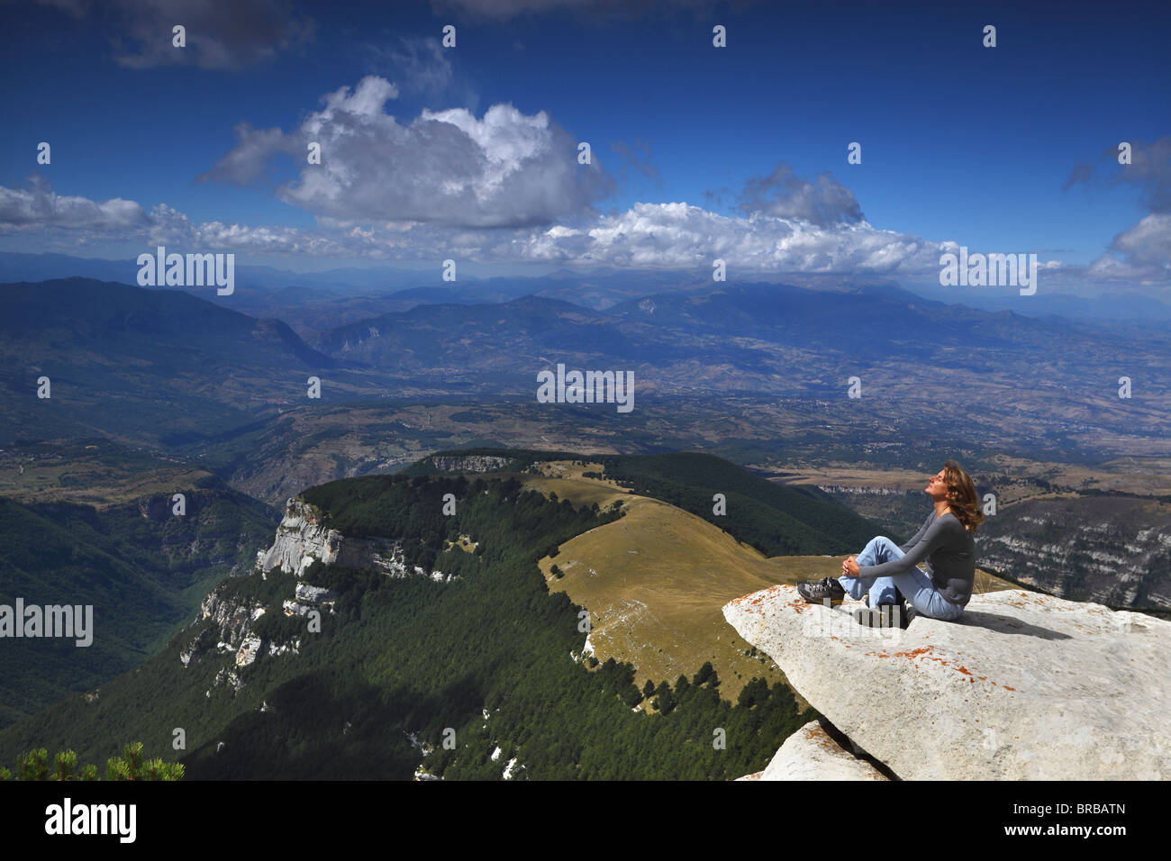 Vista su tutta la regione Abruzzo dal Blockhaus vicino Chieti, Italia. Foto Stock