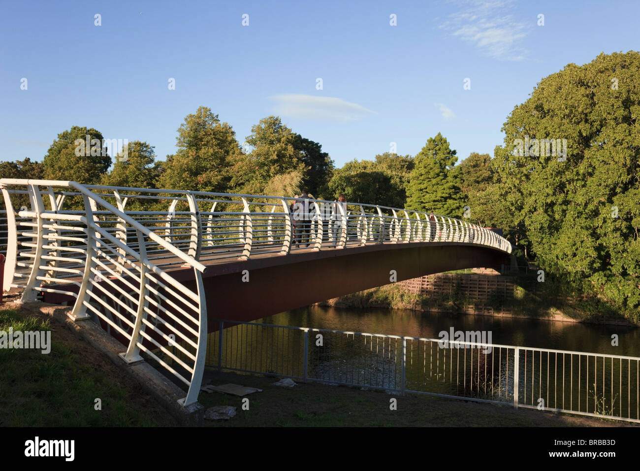 Cardiff Caerdydd), Glamorgan, South Wales, Regno Unito, Europa. Il Footbridge per Bute Park attraverso Afon Taff River Foto Stock