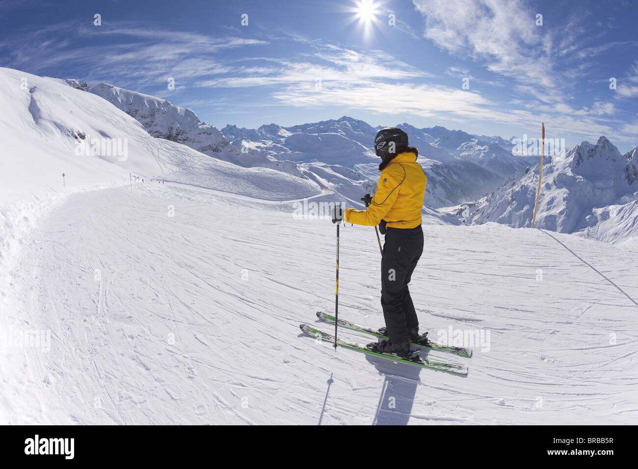 Balmen pista rossa da Trittkopf Zurs, St. Anton am Arlberg in inverno la neve, Tirolo, Alpi austriache, Austria Foto Stock