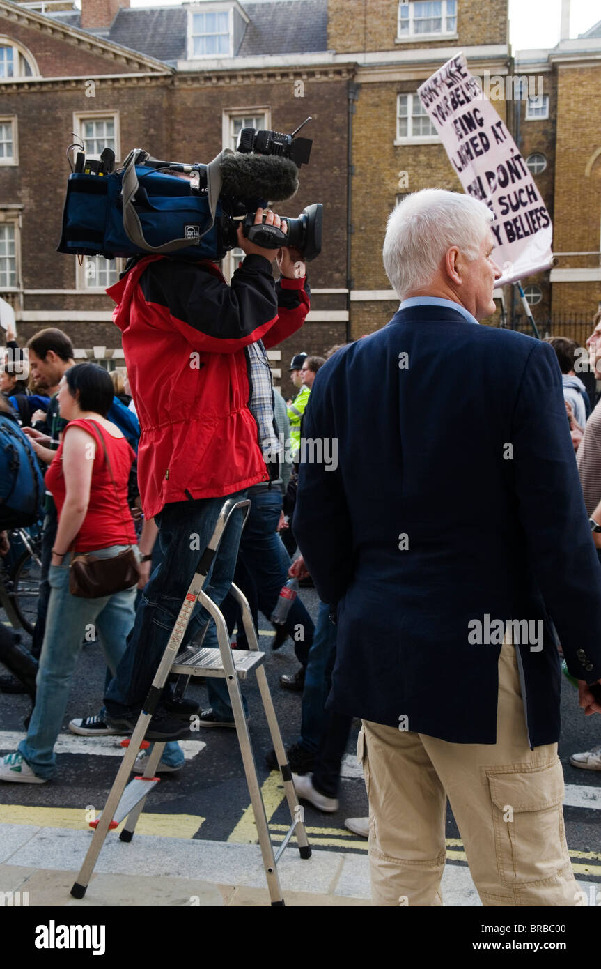 Troupe televisive a protestare contro il Papa Marzo e Rally, Whitehall a Downing Street Westminster in Londra England Regno Unito 18 Settembre 2010 Foto Stock Troupe televisive a protestare contro il Papa Marzo e Rally, Whitehall a Downing Street Westminster in Londra England Regno Unito 18 Settembre 2010 Foto Stock