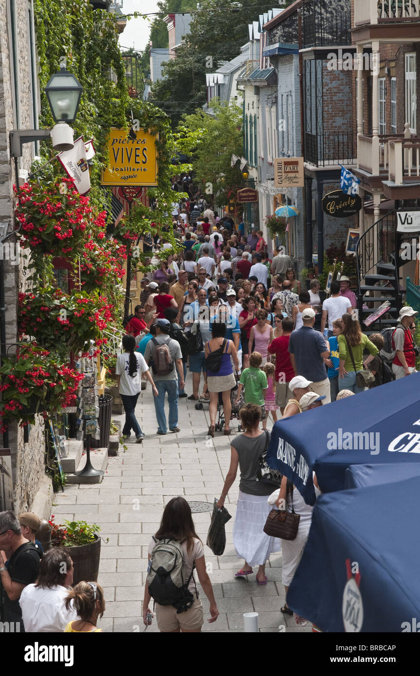 La gente che camminava sulla Rue du Petit Champlain, Quebec City, Quebec, Canada Foto Stock