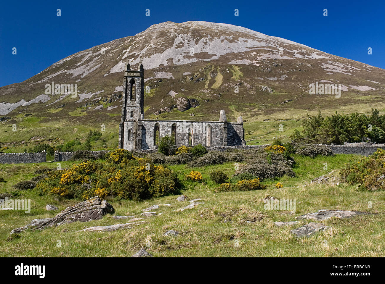 L'Irlanda County Donegal Gweedore Mount Errigal visto avvelenato Glen con la vecchia chiesa in rovina in primo piano Foto Stock