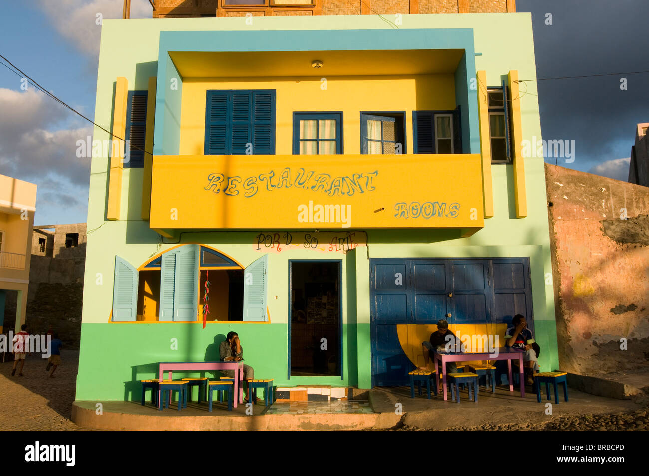 Colorata facciata di un edificio Ponta do Sol, Santo Antao, Capo Verde Foto Stock
