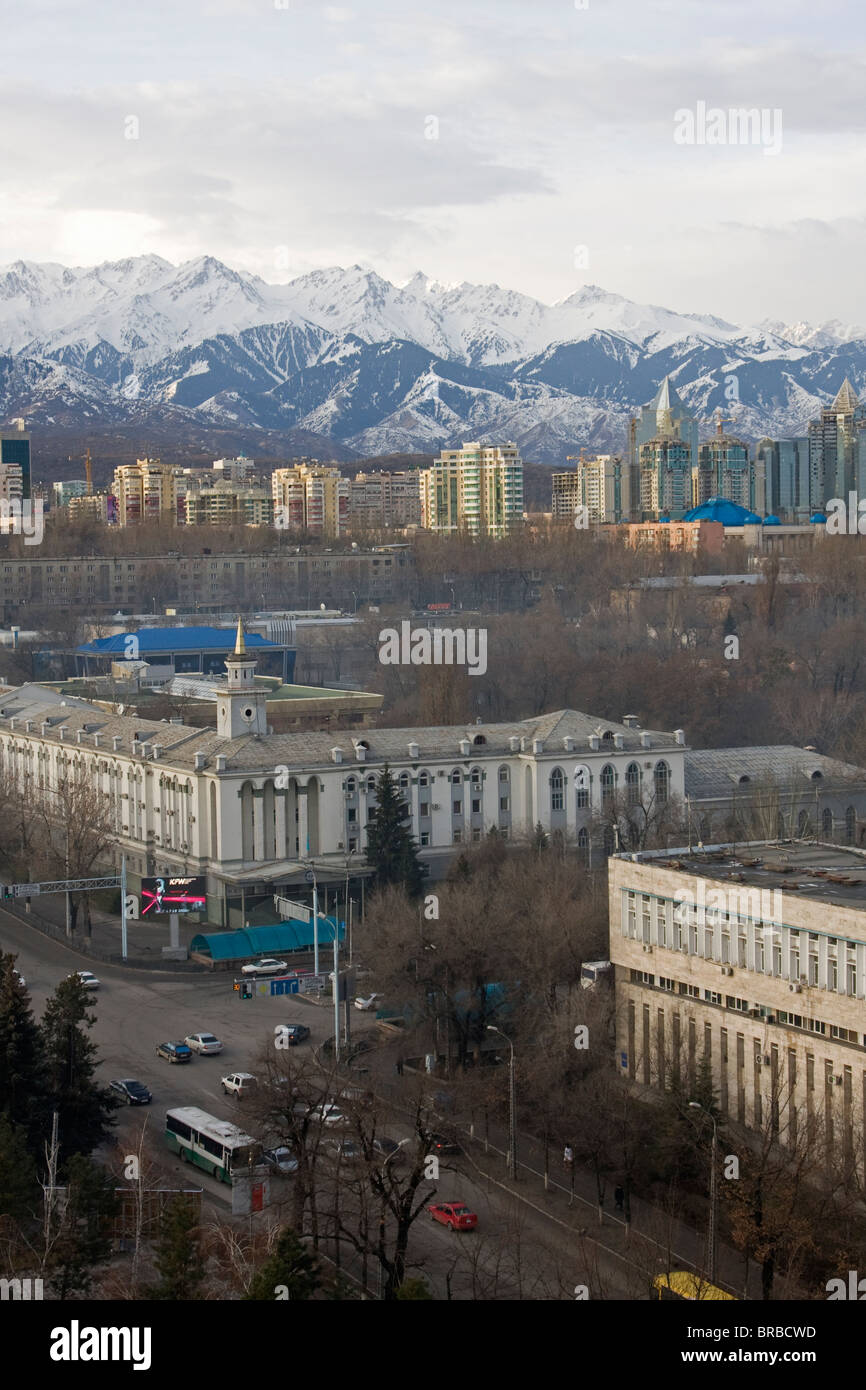 La vista di Dostyk Street, precedentemente Lenin Street, nella città più grande del Kazakhstan, una delle più grandi città dell'Asia centrale e ex capitale di Almaty Foto Stock