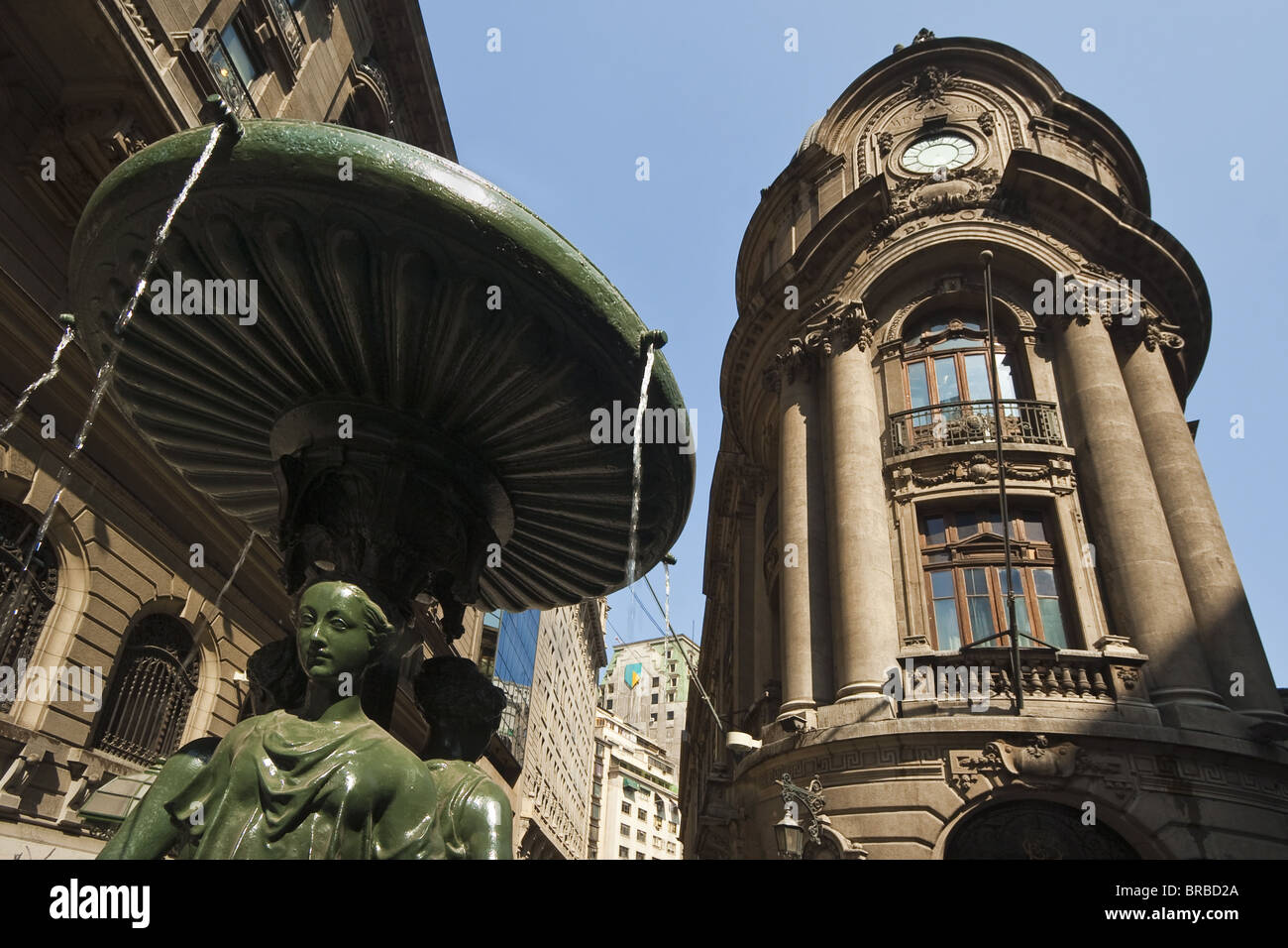 Fontana al di fuori della Bolsa de Comercio su Bandera nel cuore commerciale della città capitale, Santiago del Cile Foto Stock