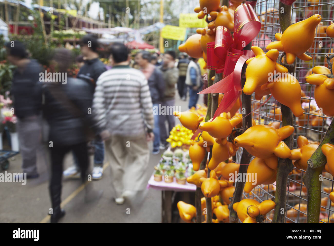 Impianto tradizionale decorazioni per la vendita al mercato dei fiori per il Capodanno cinese, Mongkok, Kowloon, Hong Kong, Cina Foto Stock