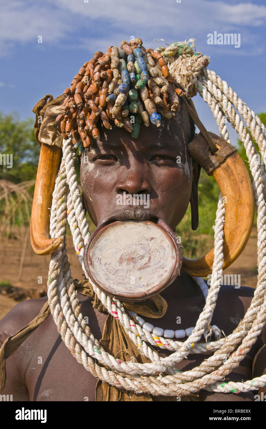 Il guerriero dei Mursi, valle dell'Omo, Etiopia Foto Stock