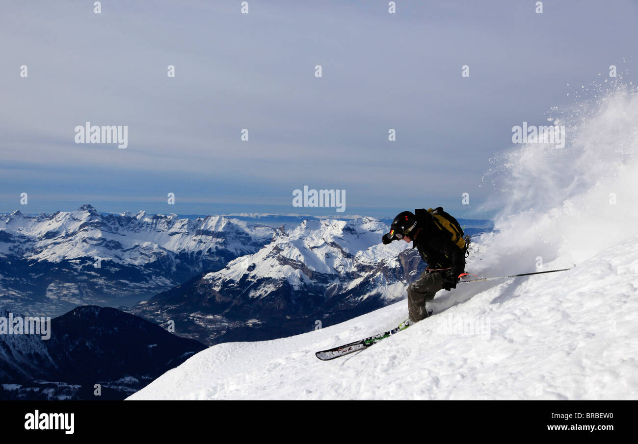 Un altamente esperto sciatore su fuori-pista di eseguire noto come Cosmétiques Couloir, Aiguille du Midi, Chamonix Haute Savoie, alpi, Francia Foto Stock