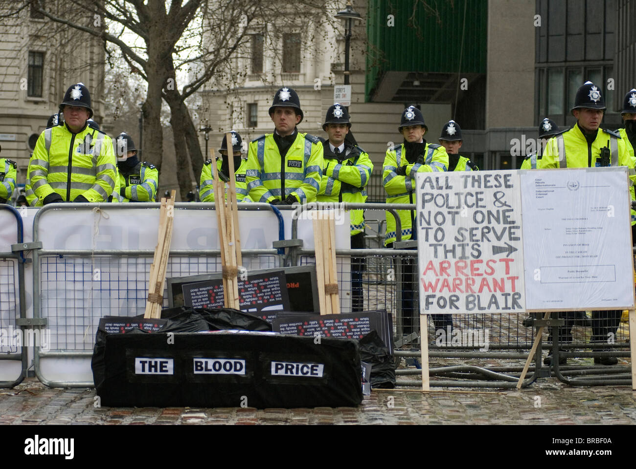 La polizia al di fuori della Queen Elizabeth II Conference Centre di Londra centrale quando Tony Blair ha dato prova per l'indagine Chilcot Foto Stock