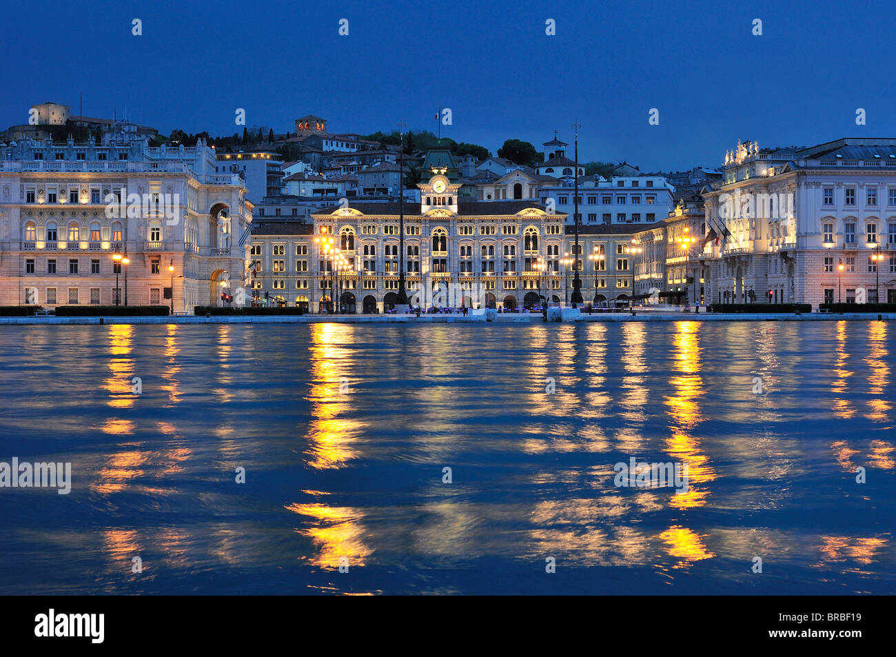 Trieste. Italia. Vista di Piazza dell'unità d'Italia dal Molo audace, il Municipio al centro (il palazzo del Municipio di Trieste). Foto Stock