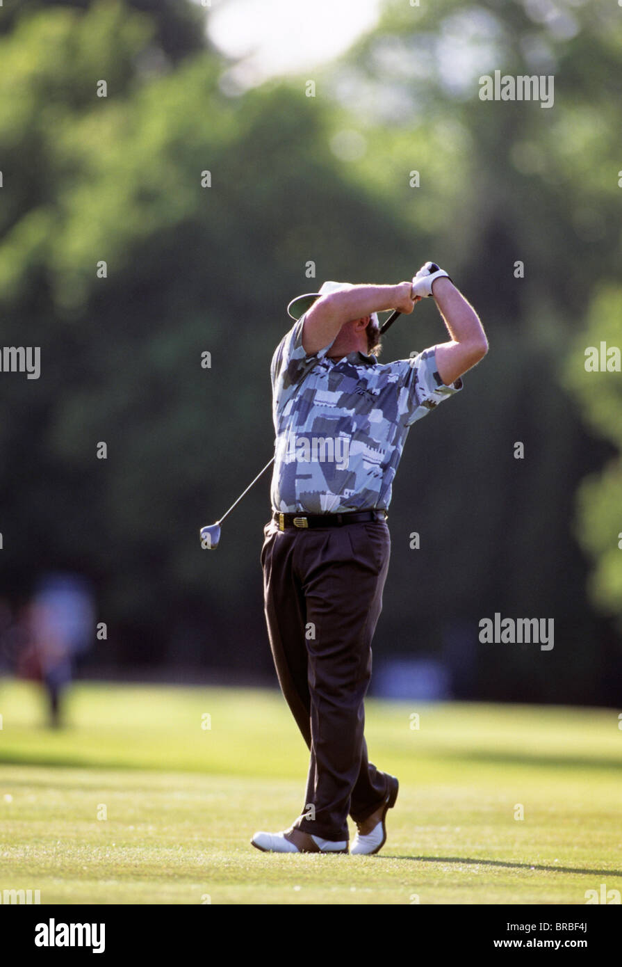 L'uomo swinging golf club Foto Stock