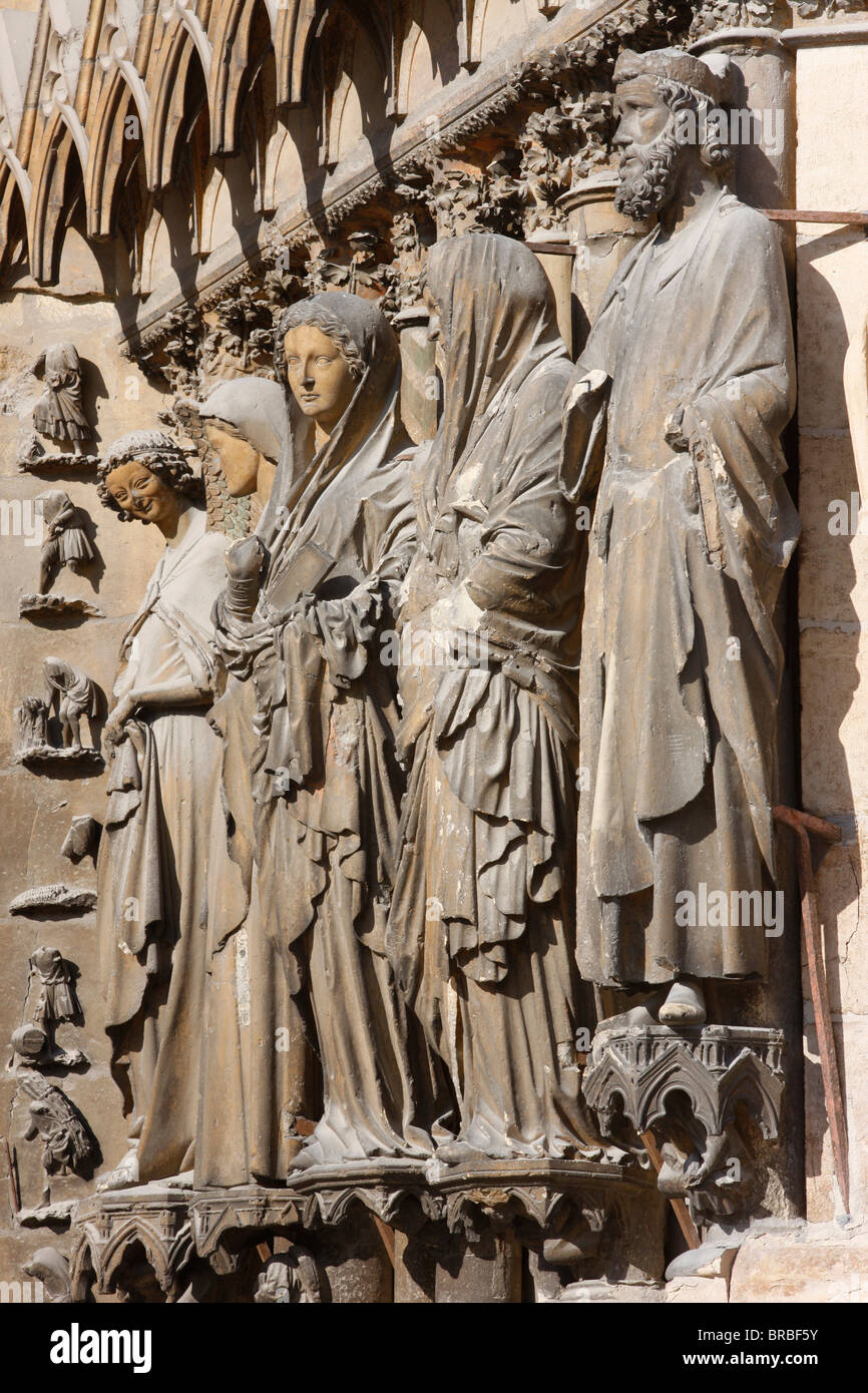 Statue dell'Angelo dell'Annunciazione e della Vergine Maria, Maria ed Elisabetta, David e Salomone, Cattedrale di Reims, Marne, Francia Foto Stock
