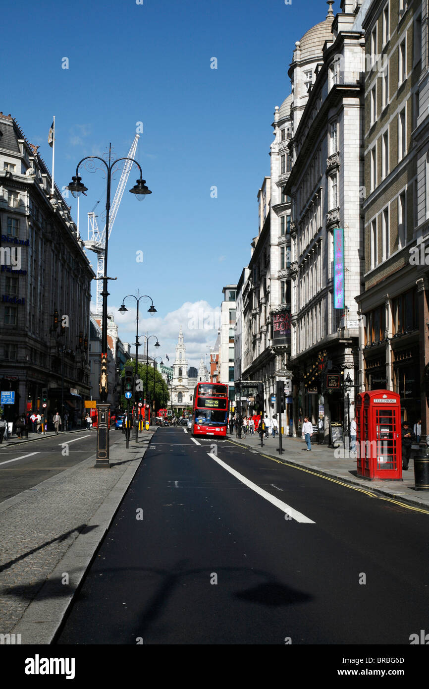 Visualizza in basso il trefolo guardando verso St Mary Le chiesa Strand, Londra, Regno Unito Foto Stock