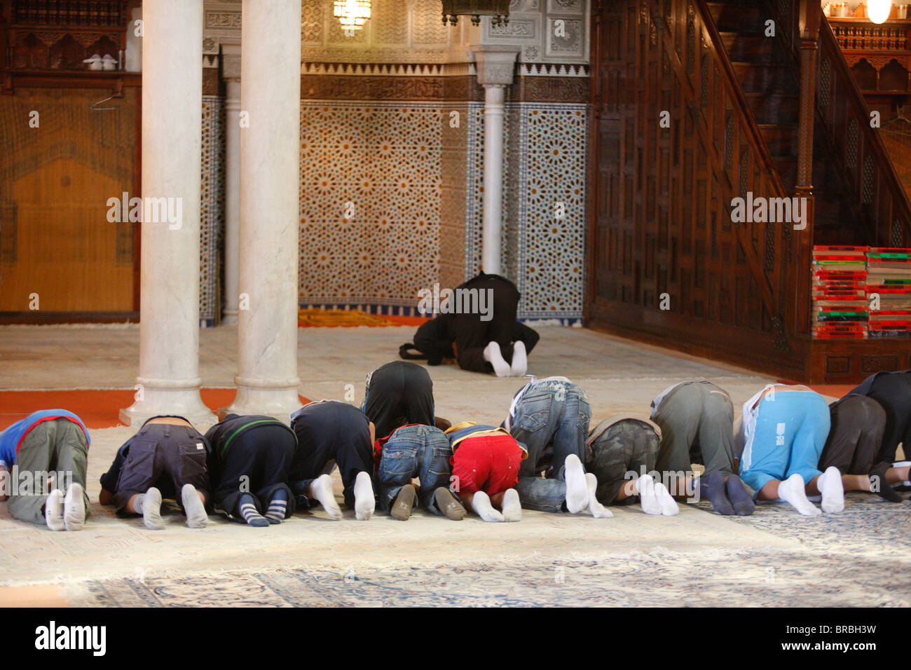 I giovani musulmani a imparare a pregare, Parigi, Francia Foto Stock