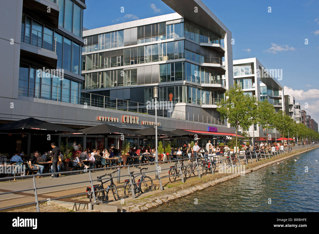 Caffetterie, ristoranti e uffici su recentemente sviluppato waterfront, Duisburg, Renania settentrionale-Vestfalia (Germania). Foto Stock