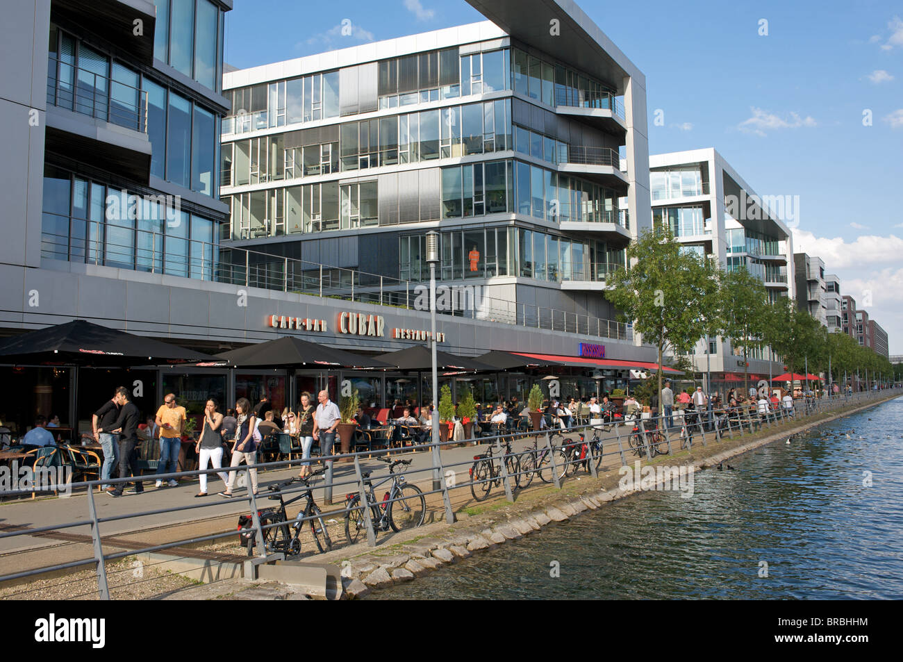 Waterfront cafe, ristoranti e uffici, Duisburg, Renania settentrionale-Vestfalia (Germania). Foto Stock