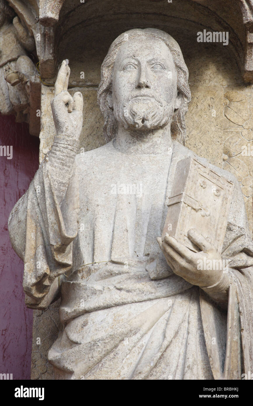 Cristo scultura noto come Beau Dieu d'Amiens, Cattedrale di Amiens, Sito Patrimonio Mondiale dell'UNESCO, Somme, Francia Foto Stock