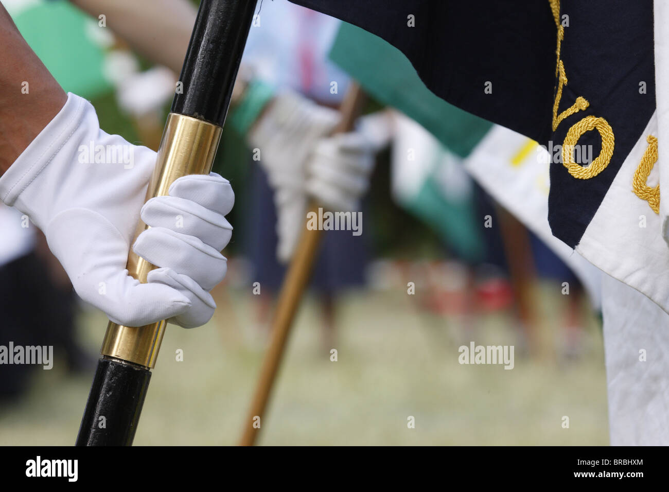 Scout' guanti sulla bandiera a montanti, Villepreux, Yvelines, Francia Foto Stock