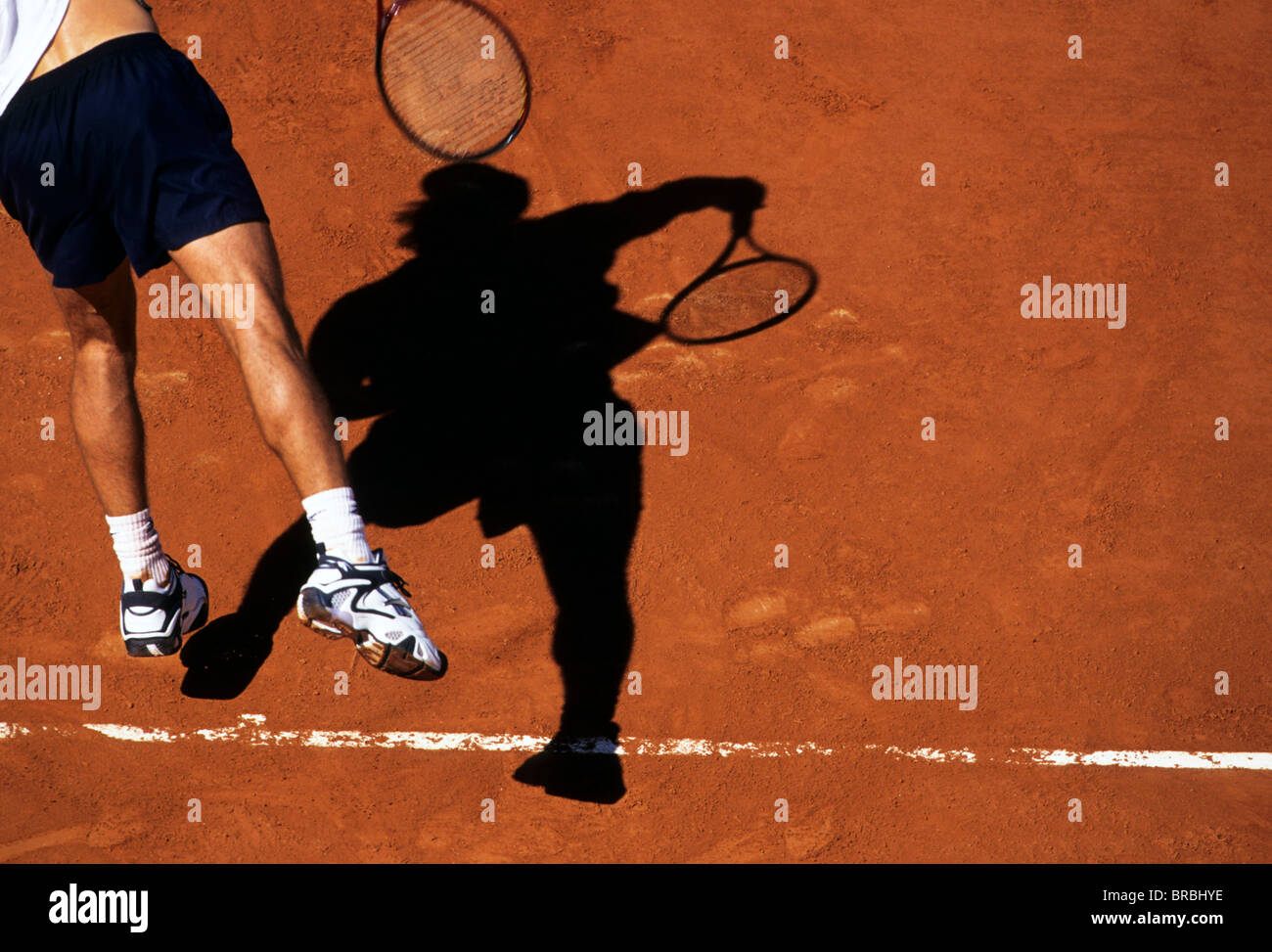Giocatore di Tennis serve su una argilla rossa corte Foto Stock