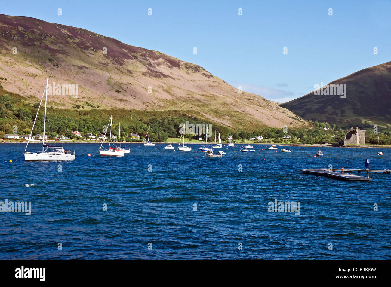 Il castello di Lochranza rovina e barche ormeggiate in Loch Ranza sull'isola di Arran in North Ayrshire Foto Stock