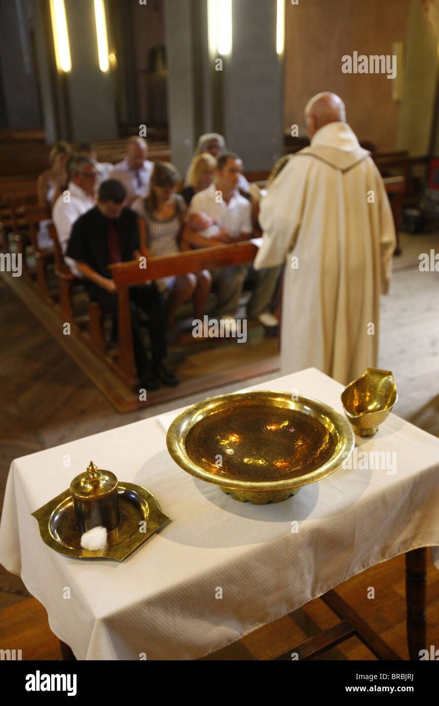 Il battesimo cattolico, Saint Gervais, Haute Savoie, Francia Foto Stock