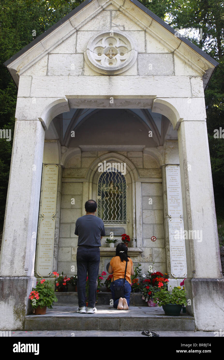 Paio di pregare presso La Benite Fontaine santuario, La Roche sur Foron, Haute Savoie, Francia Foto Stock